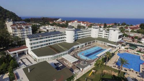 凯麦尔Jura Hotels Kemer Resort的享有带游泳池的大型建筑的空中景致