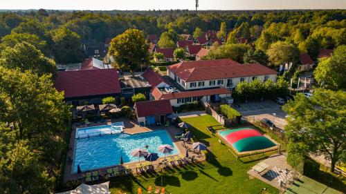 WestelbeersSummio Parc Duc de Brabant的享有带游泳池的房屋的空中景致