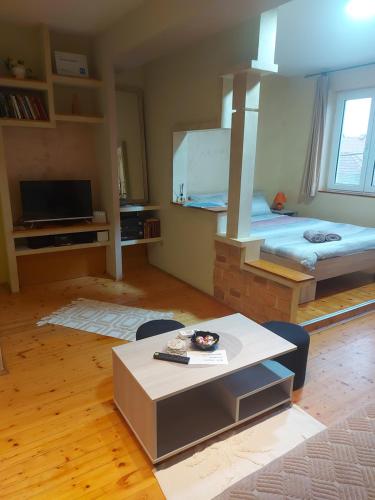 苏博蒂察Apartment Slađana的一间客房内配有床和桌子的房间