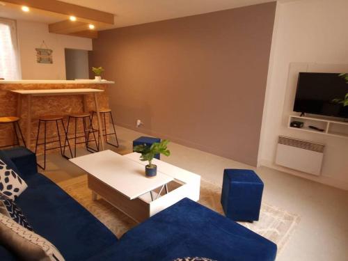 埃夫勒App 4 - T3 Calme et Spacieux Hyper Centre 5 min gare的客厅配有蓝色的沙发和桌子