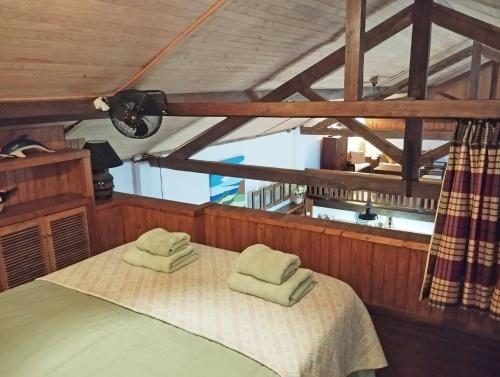 圣克鲁什达什弗洛里什Casa dos Botes的一间卧室配有一张床,上面有两条毛巾
