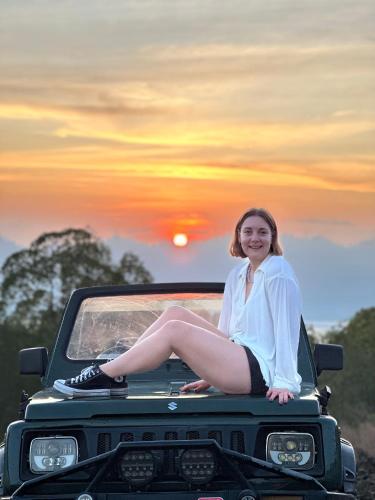库布盼洛坎Batur volcano sunrise jeep的坐在卡车头上的女人