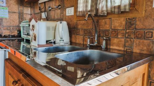 托尔胡因CABAÑAS LOS ARÁNDANOS的厨房内带两个水槽的厨房台面