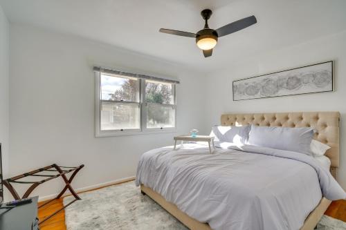 普韦布洛Chic Pueblo Vacation Rental Home Near Fairgrounds!的一间卧室配有一张床和吊扇