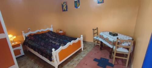 Ti nʼAmaraNatural Farming的一间卧室设有一张床、一张桌子和梯子