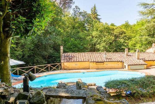 MarlianaMolin Barletta - Nice Holiday House With Private Pool Marliana, Toscana的树荫庭院中的游泳池