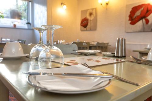 莱瑟姆-圣安妮费尔迈尔酒店的一张桌子上放有盘子和酒杯