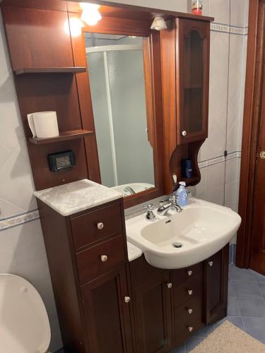 AteletaVittoria Sweet Home的一间带水槽、卫生间和镜子的浴室