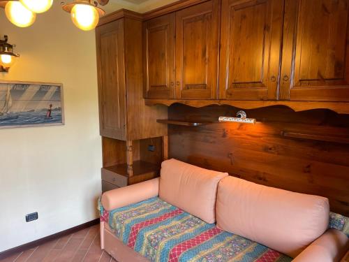 AteletaVittoria Sweet Home的带沙发和木制橱柜的客厅