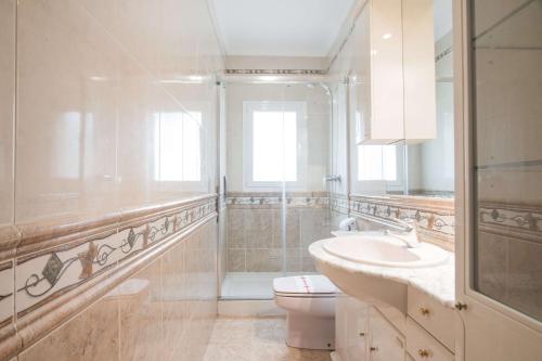 卡尔佩Villa Zelda - PlusHolidays的浴室配有卫生间、盥洗盆和淋浴。