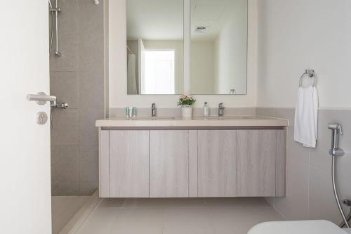 迪拜Frank Porter - Urbana 3的一间带水槽和镜子的浴室