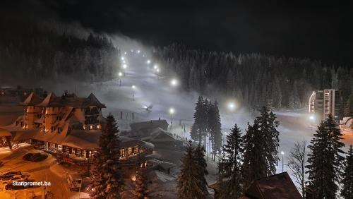 亚霍里纳Sun&Snow Jahorina的雪灯和雪灯的滑雪胜地