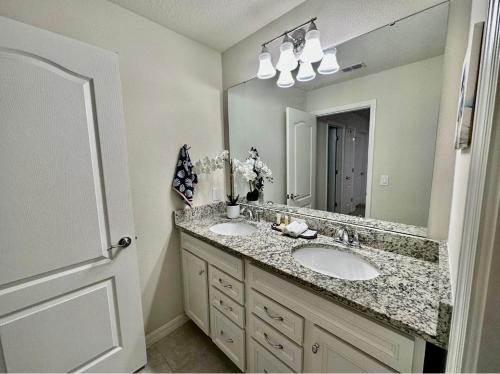 达文波特Orlando Relax的一间带两个盥洗盆和大镜子的浴室