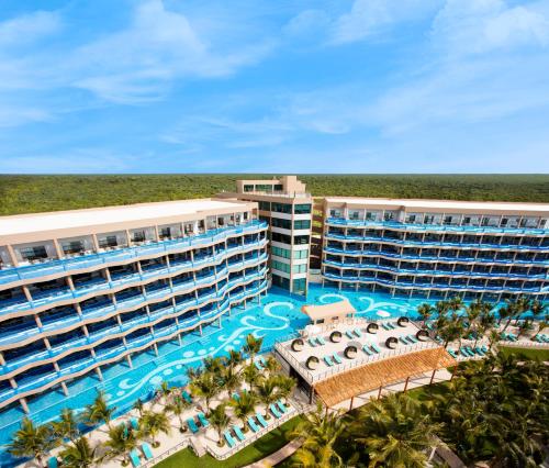 艾库玛尔El Dorado Seaside Palms, Catamarán, Cenote & More Inclusive的享有宏伟凯曼赌场度假村的空中景致