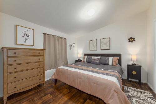 斯波坎Cute and Cozy 3 Bed 2 Bath Home in North Spokane的一间卧室配有一张床和一个梳妆台