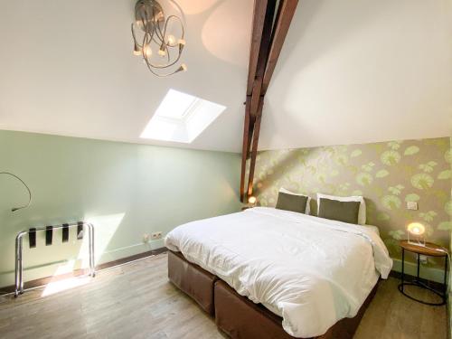 Auvelais阿弗勒尔日库埃特酒店的一间卧室,卧室内配有一张大床