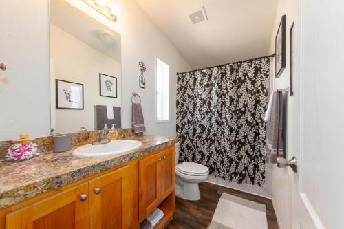 斯波坎Cute and Cozy 3 Bed 2 Bath Home in North Spokane的一间带水槽和卫生间的浴室