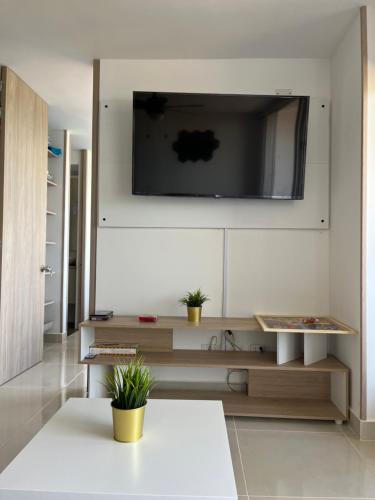 里考尔特Apto de lujo. Ricaurte-Girardot的客厅的墙上配有电视
