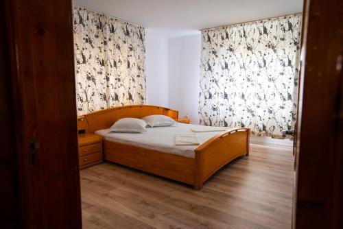 布什泰尼Casa Valentino的一间卧室配有床和带窗帘的窗户