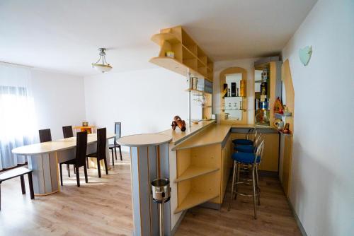 布什泰尼Casa Valentino的小厨房以及带桌椅的用餐室。