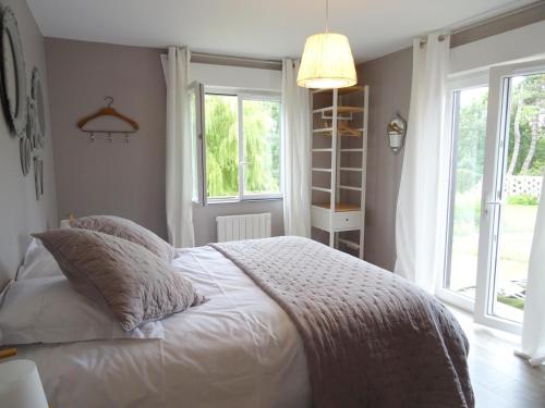 Hautot-sur-MerAbri Cotier的卧室配有白色的床和窗户。