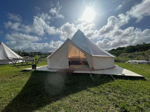 拉耶Maleka Farm: Tent Glamping North Shore Oahu的阳光下的白色帐篷