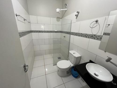 博尼图Solar do Cerrado Hotel的白色的浴室设有卫生间和水槽。