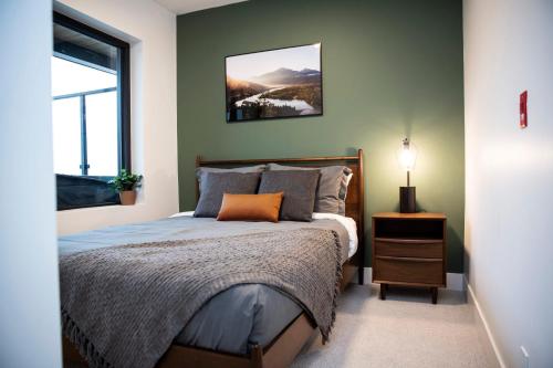 雷夫尔斯托克Powder & Pines - Cozy 2 Bedroom with Hot Tub的一间卧室设有一张床和一个窗口