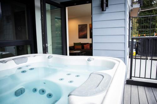 雷夫尔斯托克Powder & Pines - Cozy 2 Bedroom with Hot Tub的甲板上的白色浴缸