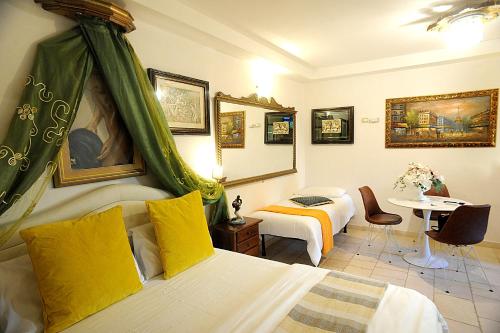 法萨诺吉安鲁斯住宿加早餐旅馆的酒店客房配有一张床铺和一张桌子。