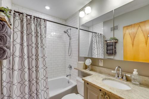阿诺德Charming Arnold Home with Patio and Chicken Coop!的带浴缸、水槽和淋浴的浴室