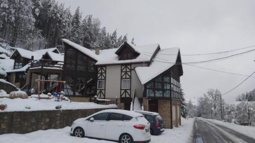 科帕奥尼克Ski hotel DOBRODOLAC的雪屋前的白色汽车