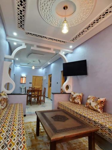 瓦尔扎扎特Residence Adnan luxury Appartments的客厅配有沙发和桌子
