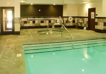 Woodward伍德沃德康福特茵酒店的一个大房间里的一个空游泳池,
