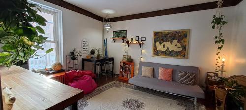 梅戈格Auberge de Jeunesse Magog-Orford Hostel的客厅配有沙发和桌子