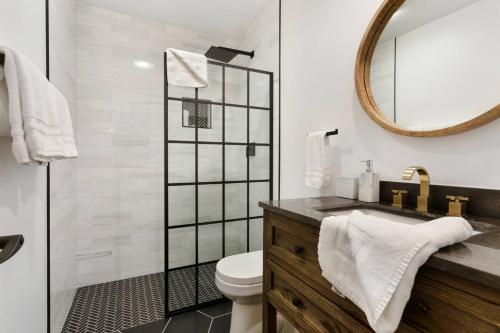 埃文Greenbrier A6的一间带水槽、卫生间和镜子的浴室