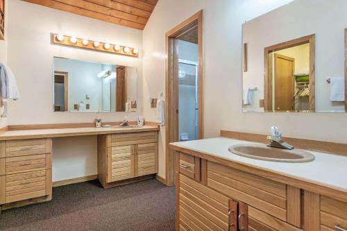 比弗河Stone Creek Dr 243的一间带水槽和大镜子的浴室
