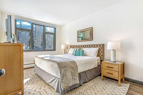 比弗河Highlands Lodge 302的一间卧室设有一张床和两个窗户。
