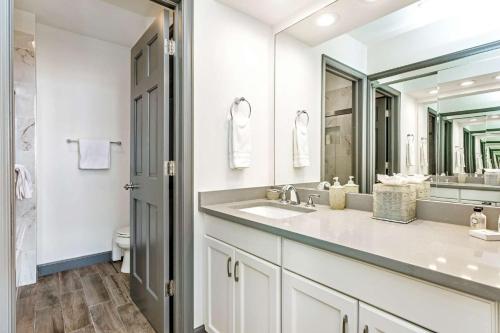 比弗河Highlands Lodge 302的白色的浴室设有水槽和镜子