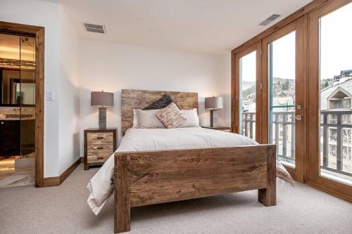 比弗河Beaver Creek Lodge 510的一间卧室设有一张大床和大窗户