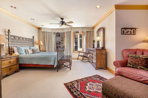 比弗河Beaver Creek Lodge 421的一间卧室配有一张床和一张沙发