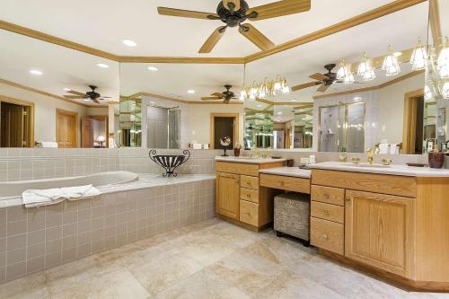 比弗河Beaver Creek Lodge 421的大型浴室设有两个盥洗盆和浴缸。