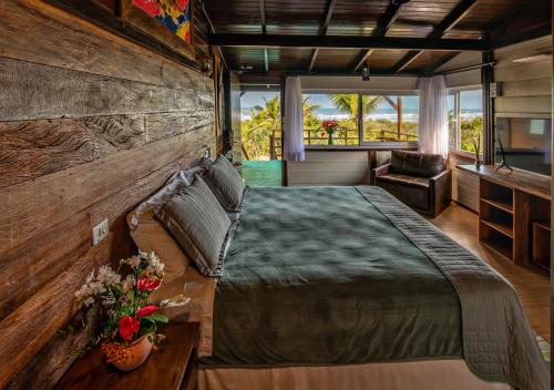 蜜岛格拉加艮冲浪度假酒店的一间卧室配有一张大床和电视