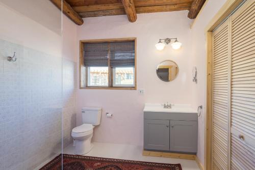 布拉夫柳树街度假屋的一间带卫生间、水槽和窗户的浴室