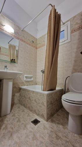 帕拉利亚潘塔利莫诺斯Villa Dimitris的带浴缸、卫生间和盥洗盆的浴室