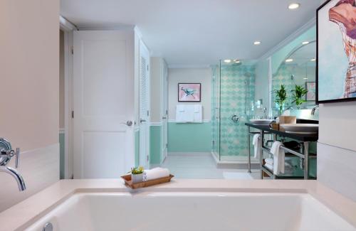 基韦斯特海洋之匙贵族山庄Spa度假酒店的带浴缸和盥洗盆的浴室