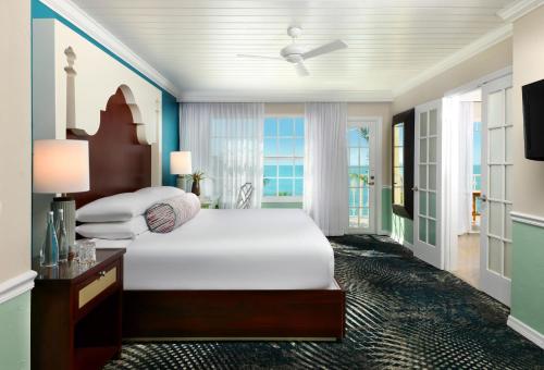 基韦斯特海洋之匙贵族山庄Spa度假酒店的一间卧室设有一张床和一个大窗户