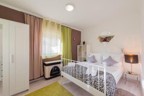 布达佩斯Barbarosa Sweet Dream 3的卧室配有白色的床铺和白色的枕头