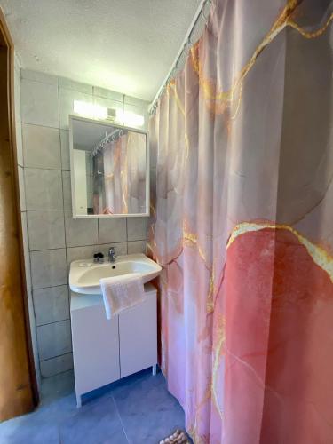 萨莫色雷斯Sun Oniro Studio的一间带水槽和淋浴帘的浴室