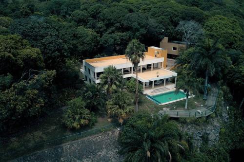 ActopanCasa de campo en El Zetal的享有带游泳池的房屋的空中景致